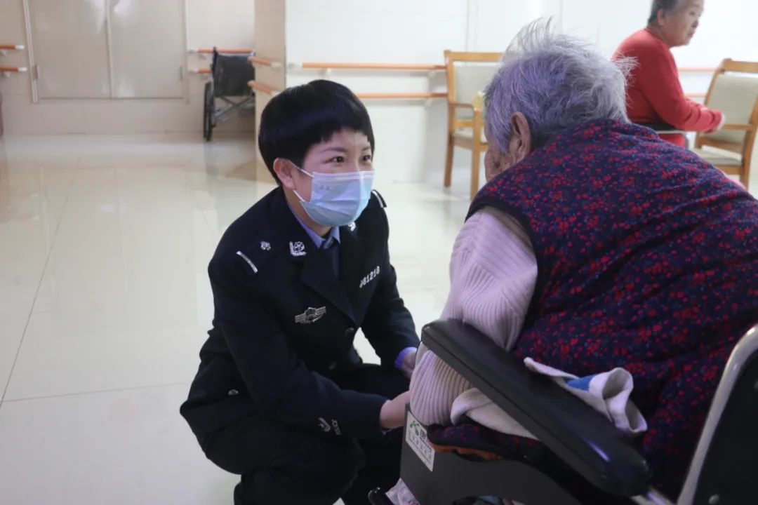 （原创）暖心！民警上门办理身份证 贴心服务解民忧_fororder_微信图片_20220225101039