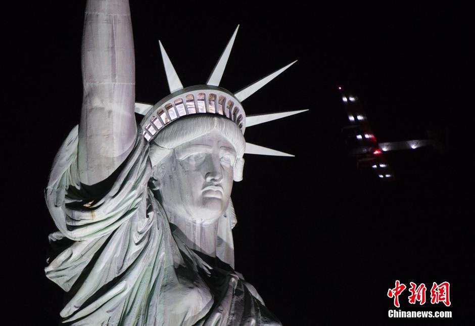 世界最大太阳能飞机飞跃自由女神像 着陆肯尼迪机场