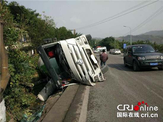 已过审【法制安全】司机跟车太近操作不当 水泥罐车侧翻损失严重