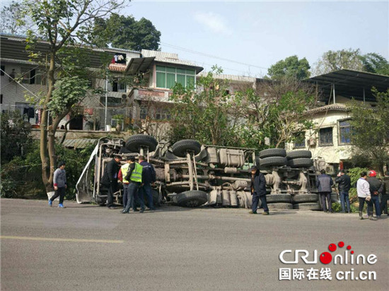 已过审【法制安全】司机跟车太近操作不当 水泥罐车侧翻损失严重