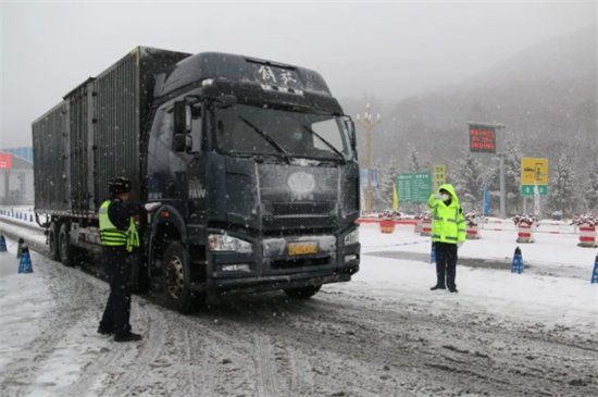 风雪兼程，共克时艰 吉林公安交警“疫”勇前行_fororder_1