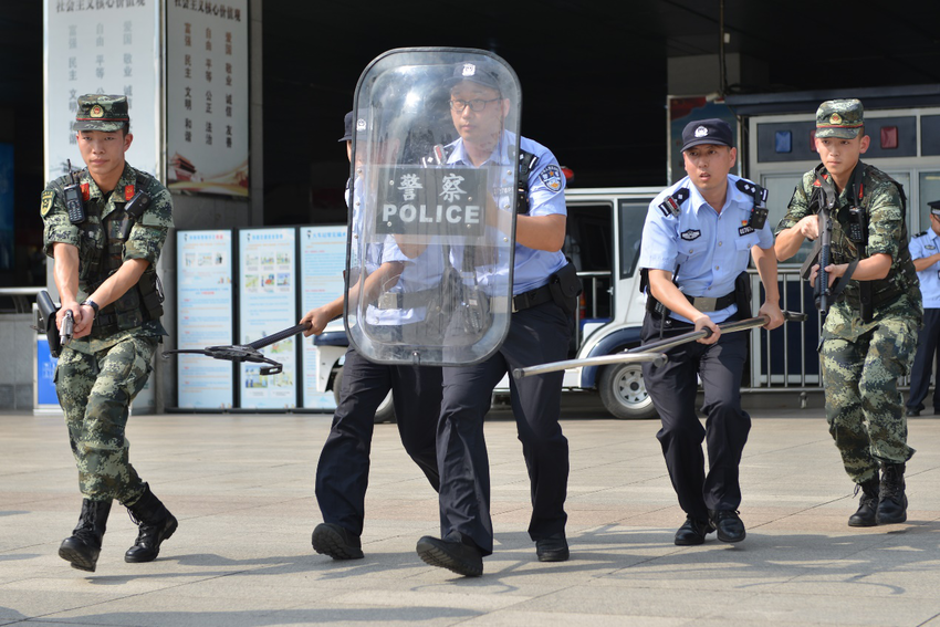 （供稿 平安江苏列表 三吴大地南京 移动版）南京铁警开展暑运安保应急处突演练