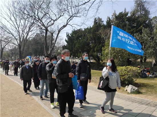 南京栖霞“融暖栖霞”城市行走团组织残障人士游览梅花山_fororder_图片1_副本