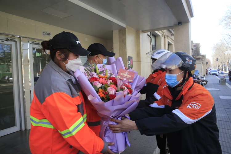 658束鲜花敬送“身边雷锋”——石家庄市2022年“鲜花送雷锋”大型公益活动掀高潮_fororder_2