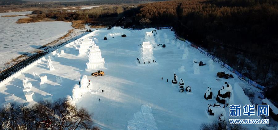 长春净月潭：百余雪雕打造梦幻雪世界