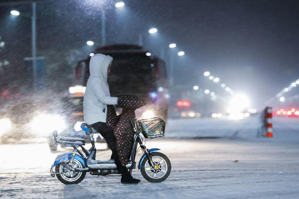 【轮播图】千呼万唤始出来 郑州降下2018年首场大雪