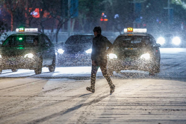 【轮播图】千呼万唤始出来 郑州降下2018年首场大雪