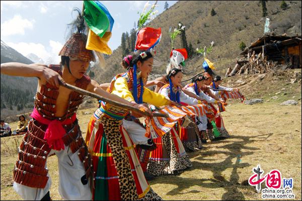 达古冰山是冰雪天堂 更是民族之花绽放的地方