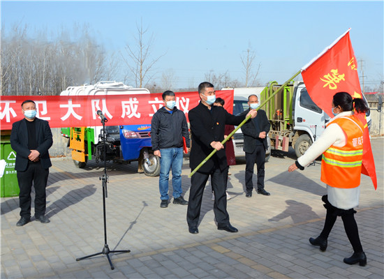 三门峡示范区阳店镇成立环卫保洁队 助推人居环境提升_fororder_阳店镇党委书记种凯明（前左）向各中队授旗 摄影 彭红勇