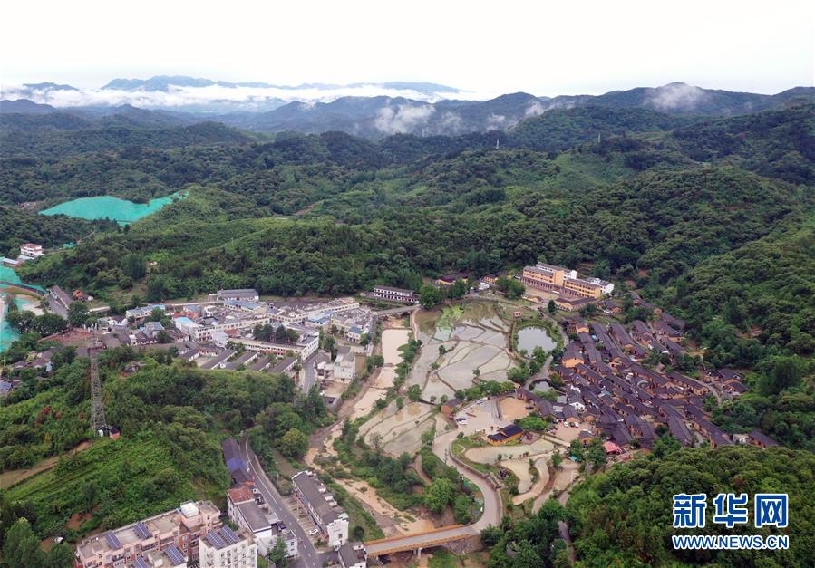 大山深处有“新家”——大别山村绘出现代版“富春山居图”