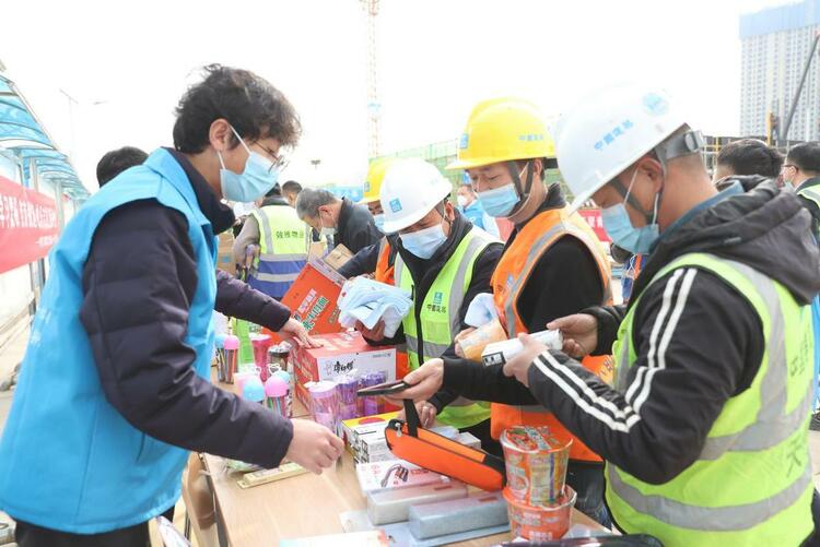 （转载）“雷锋精神”进工地！春风劲吹暖人心