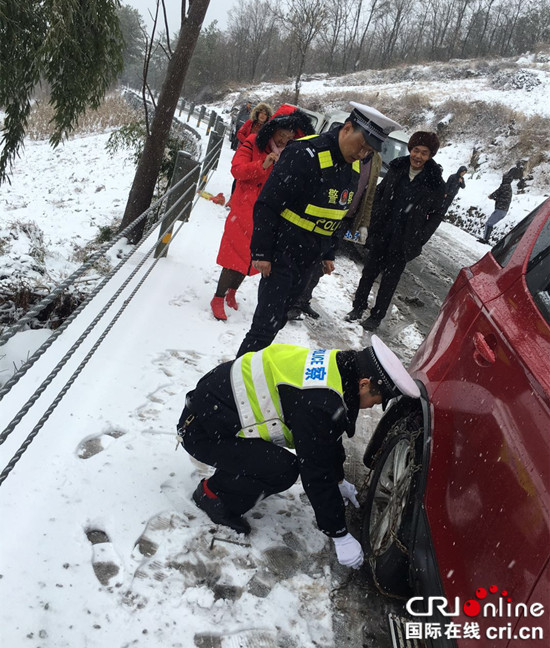 已过审【区县联动】巫山县高海拔地区普降大雪 交巡警多举措保畅通【区县联动　列表】巫山普降大雪 交巡警多举措保畅通