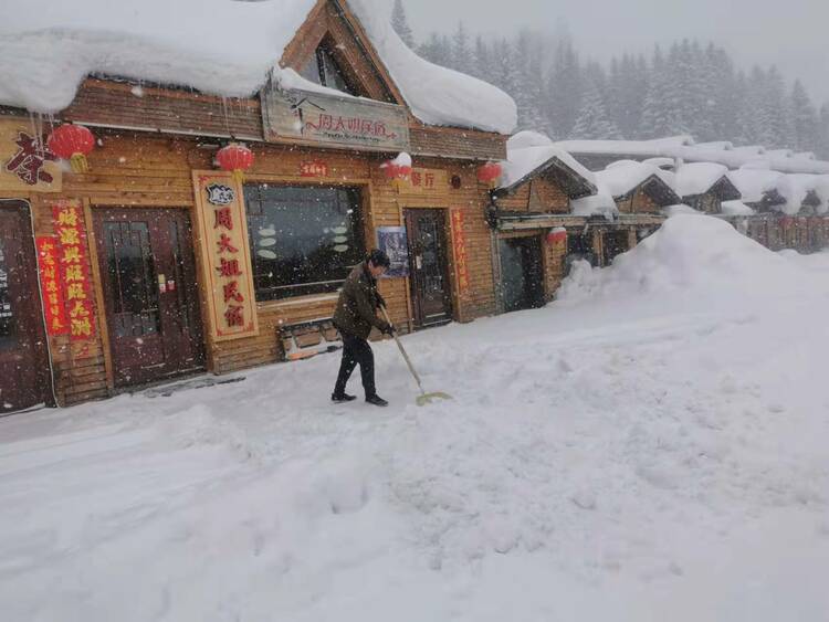 雪乡持续降雪！游人尽“尝”雪“蛋糕”