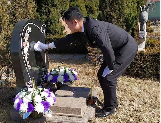 鞍山：代客祭扫寄哀思 便民服务暖人心_fororder_代客祭奠擦拭墓碑。供图 双龙山墓园