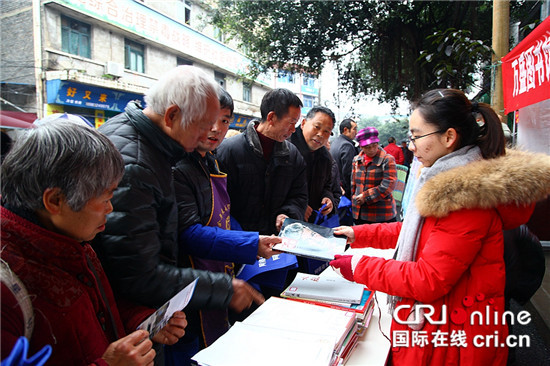 已过审【社会民生】万盛图书馆青年镇分馆宣传《公共图书馆法》