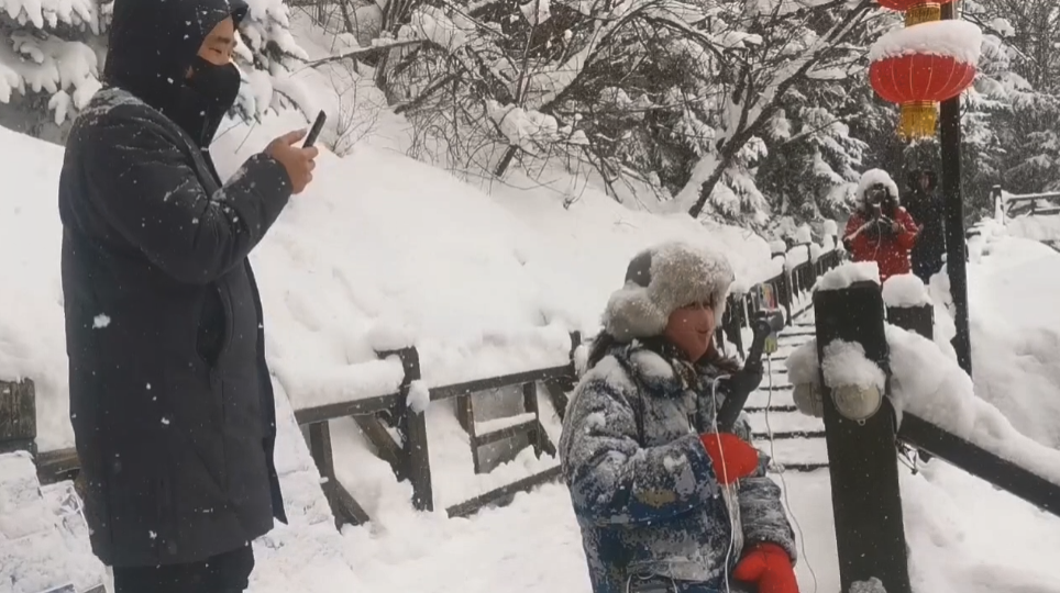 雪乡持续降雪！游人尽“尝”雪“蛋糕”