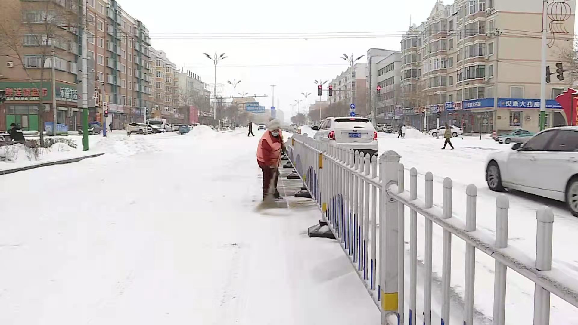 富锦市：积极应对降雪保农业设施安全