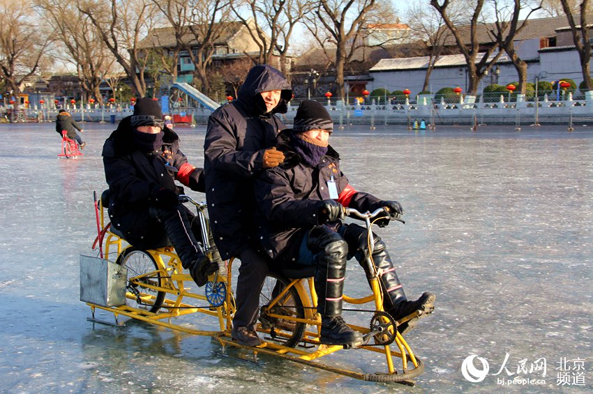 冻瓷实了！京城什刹海冰场市民体验“雪色浪漫”