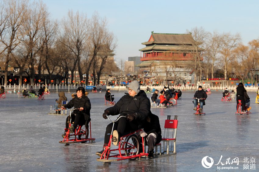 冻瓷实了！京城什刹海冰场市民体验“雪色浪漫”