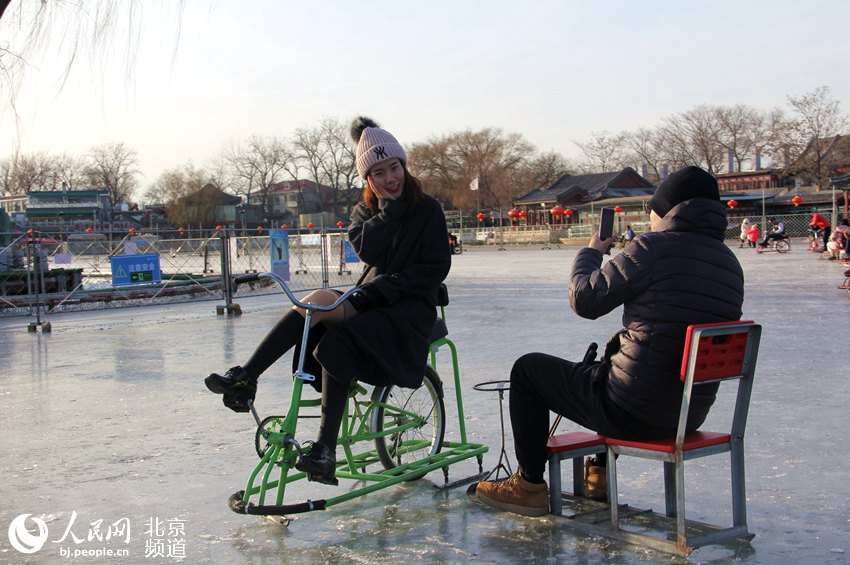 冻瓷实了！京城什刹海冰场市民体验“雪色浪漫”