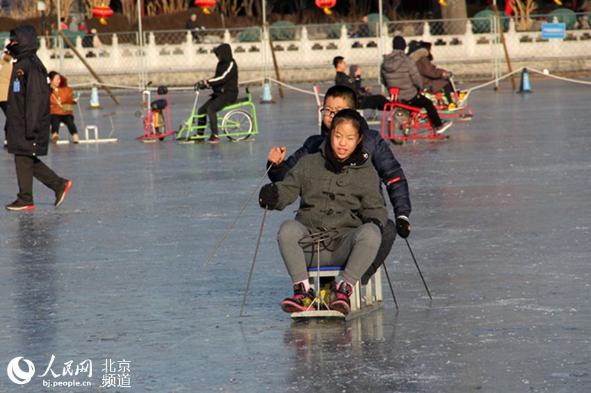 冻瓷实了！京城什刹海冰场市民体验“雪色浪漫”