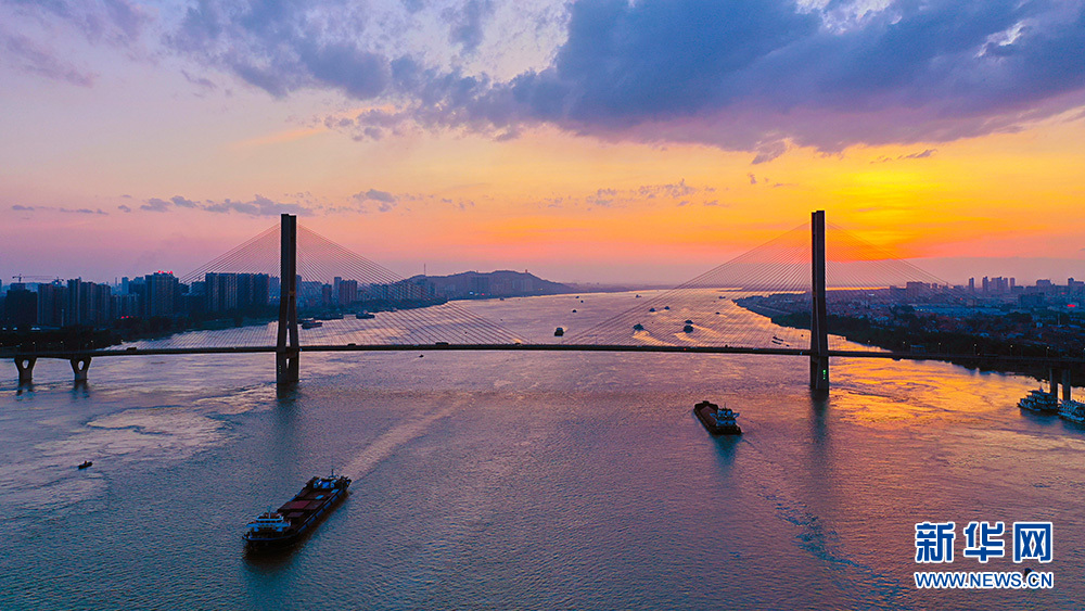 夏日夕阳红似火 鸟瞰余晖下的湖北鄂黄长江大桥