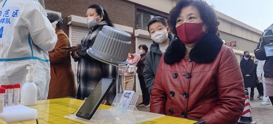 辽宁沈抚示范区：核酸采样小“神器”发挥防疫大作用_fororder_抗疫“神器”应用在核酸采样现场 供图 沈抚示范区管委会