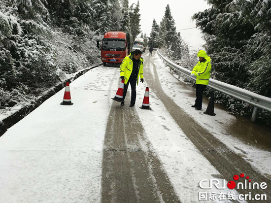 已过审【区县联动】云阳迎来2018年第一场雪 交巡警全力保平安【区县联动 列表】云阳迎来首场降雪 交巡警全力保平安