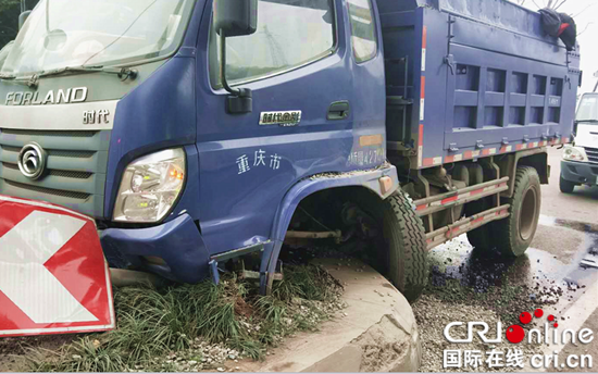 已过审【法制安全】货车撞路沿 民警及时处理避免二次事故【内容页标题】货车撞路沿机油漏满地 民警及时处理避免二次事故