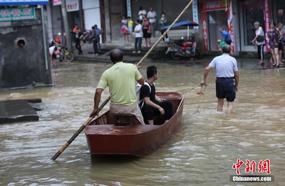 湖南道县遭遇强降雨 民众借船出行