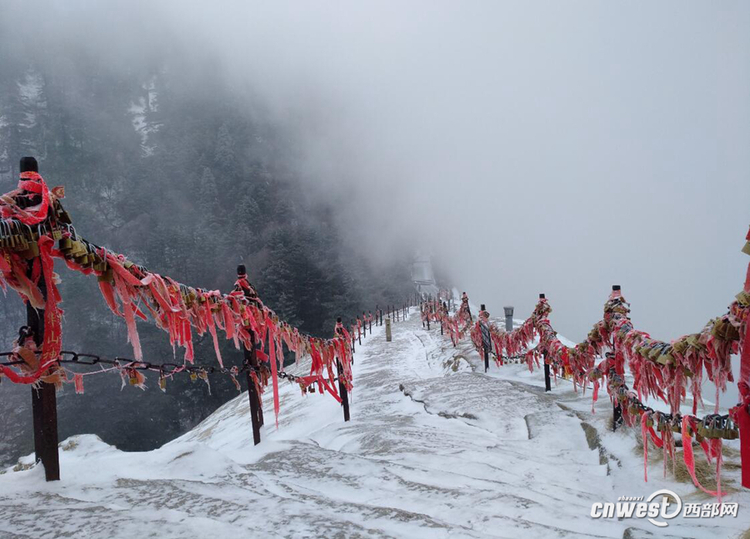 【焦点图 显示图在稿件最下方】华山景区积雪深度达21厘米 已启动应急预案暂时封山