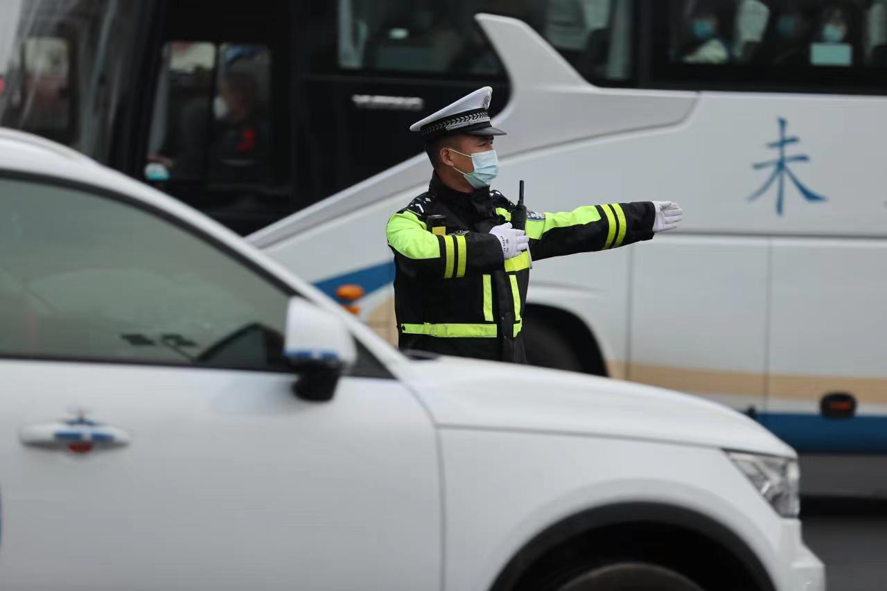 （原创）早出晚归  坚守岗位 石家庄交警全力以赴保障施工路段有序通行_fororder_1