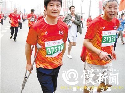 【重庆会客厅　图文】独腿泳者 14年横渡嘉陵江