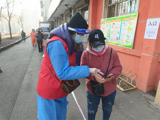 沈阳开放大学理工学院党支部积极参与抗疫工作 让党徽在社区角落里闪光_fororder_微信图片_20220331135344