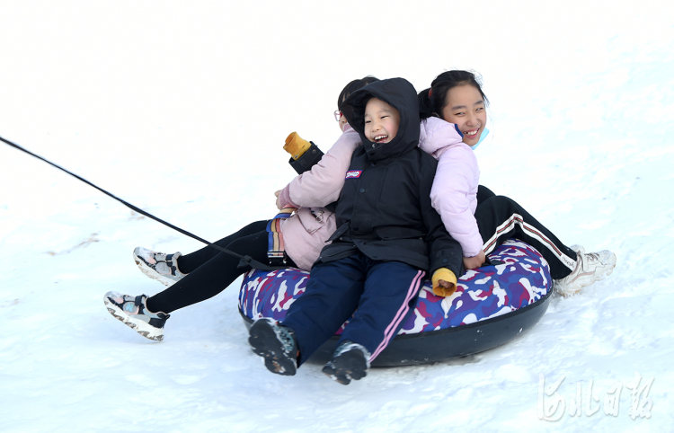 河北邢台：萌娃冰雪乐