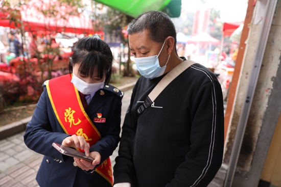 （供稿）毕节税务：多措并举开展便民办税春风行动_fororder_百里杜鹃税务局党员服务队深入村寨，辅导缴费人缴纳医疗保险。 梅怀东  摄.JPG