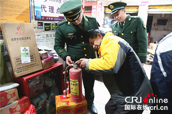 已过审【法制安全】大足消防走进镇街小场所传授灭火技能