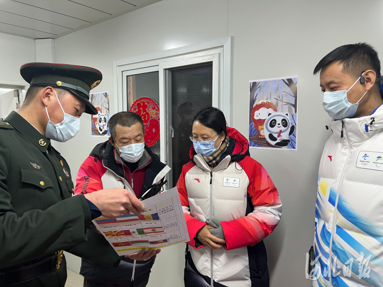 张家口颁奖广场升旗团队圆满完成冬奥会和冬残奥会任务，来看国旗飘飘的背后