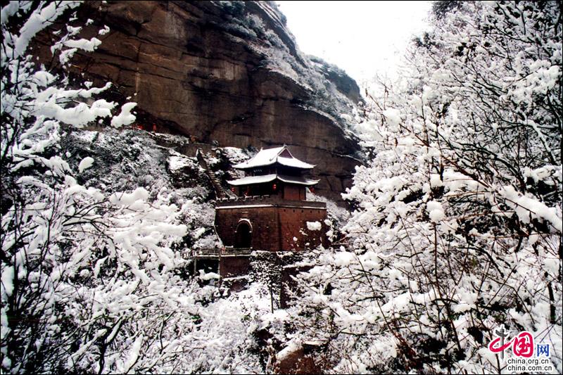 剑门关迎来2018年第一场雪 银装素裹景色宜人