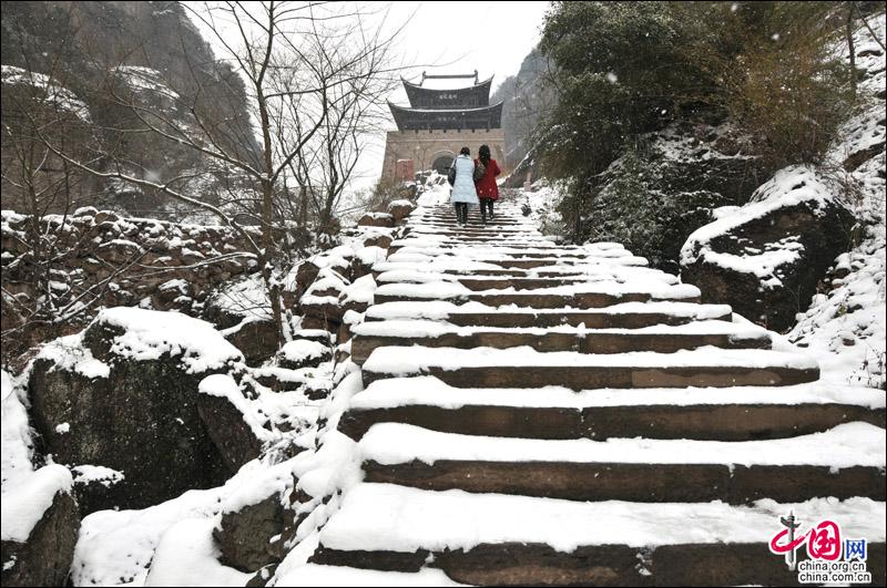 剑门关迎来2018年第一场雪 银装素裹景色宜人