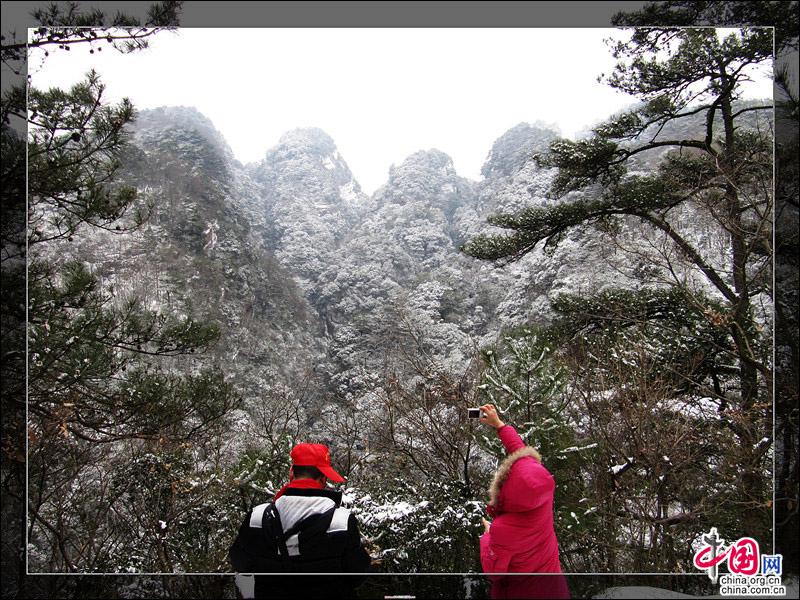 剑门关迎来2018年第一场雪 银装素裹景色宜人