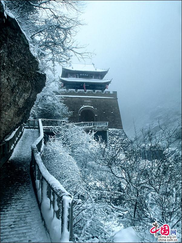 剑门关迎来2018年第一场雪 银装素裹景色宜人