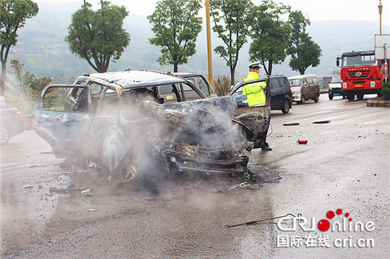 已过审【法制安全】重型货车突然掉头 同行车辆躲避不及撞上引自燃