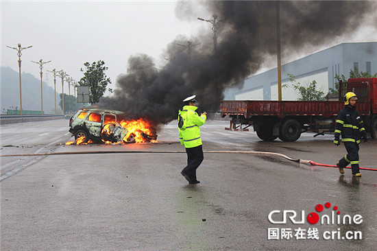 已过审【法制安全】重型货车突然掉头 同行车辆躲避不及撞上引自燃