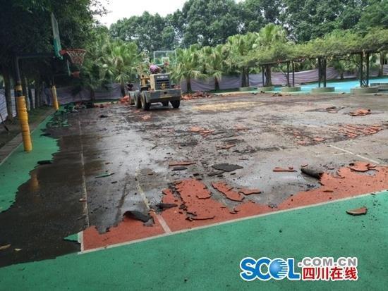 成都一学校拆除价值50万塑胶跑道 恢复水泥操场