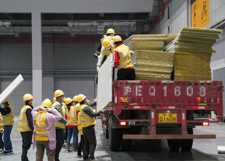 新华全媒+丨“四叶草”正建设上海方舱医院 可提供4万张床位