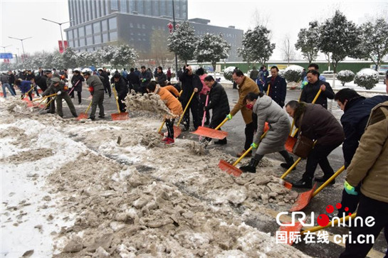 陕西航天基地全员上阵 千人浴“雪”奋战保畅通_fororder_18