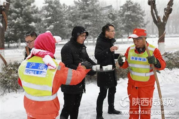 浐灞生态区全员浴“雪”奋战 动员社会力量除雪保畅保平安_fororder_111111