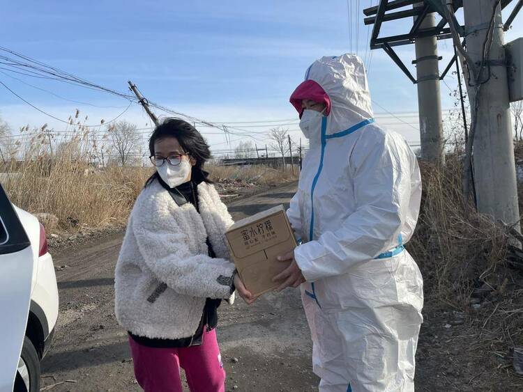 早餐、棉被、棉袄……热心居民为营口一线防疫工作者送温暖