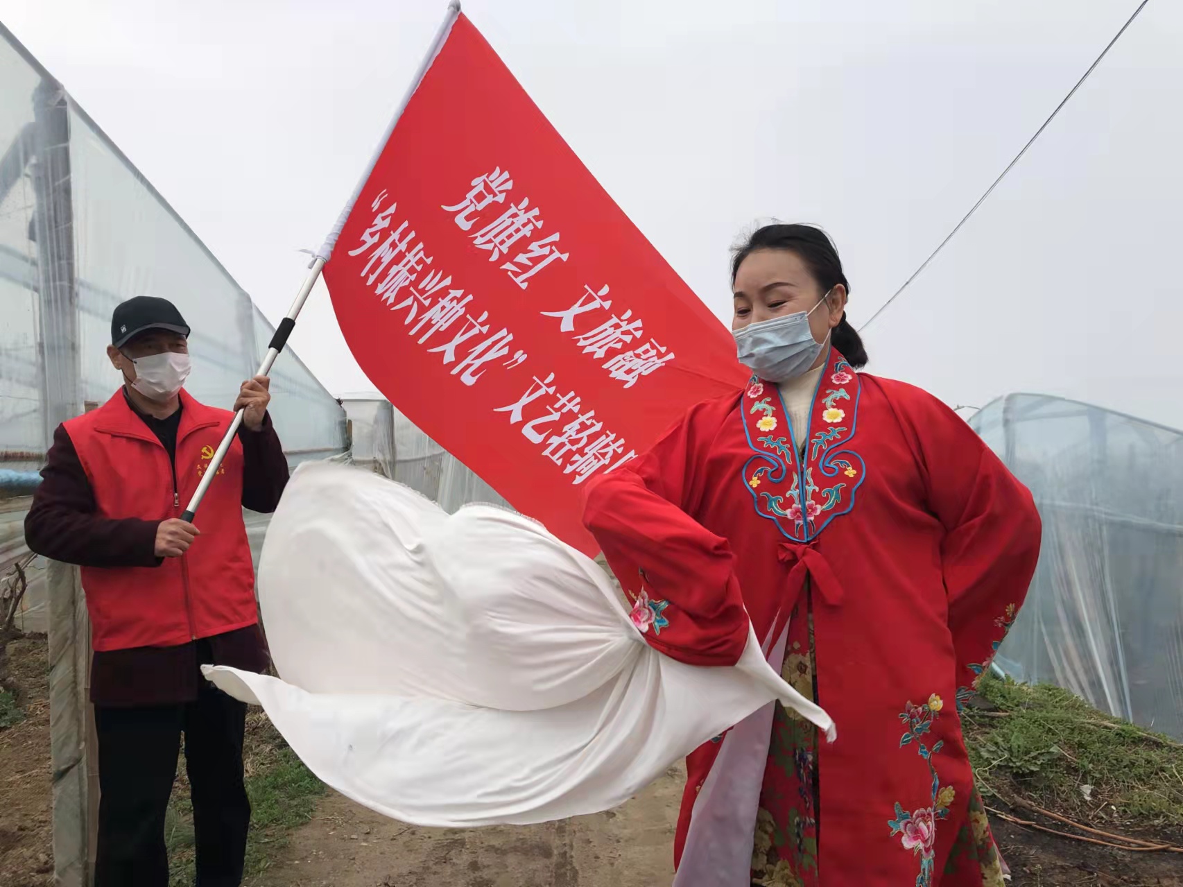 （暂不审核）“党旗红，文旅融” “文艺轻骑小分队”走进田间地头_fororder_WechatIMG9